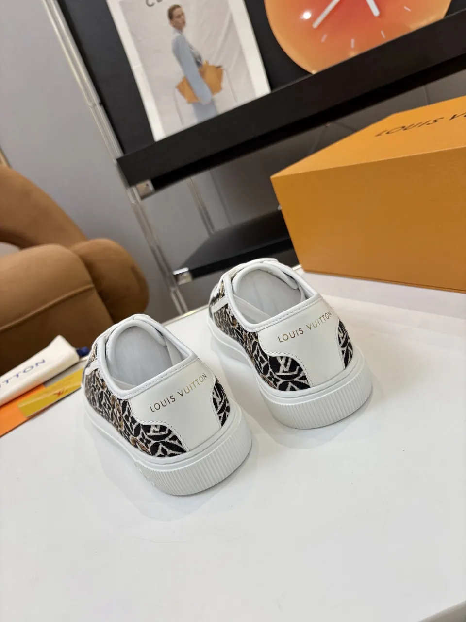 p580🐮🐮 LV couple skate shoes｜Classic jacquard, the ultimate code for a sweet outing! 👫** This pair of shoes is Louis Vuitton's love letter to fashionistas💌 - **classic presbyopic skate shoes**, the perfect choice for couples to go out on the street!  🔸 **Luxury details are a must-have**: Jacquard fabric  🔸 **So comfortable that you don’t want to take it off**: The sheepskin lining is skin-friendly and breathable, warm in autumn and winter without stuffing your feet, refreshing in spring and summer without being sticky, and you can wear it with a high-end feel in all seasons!  🔸 **Steady sense of security**: Non-slip rubber outsole, perfect grip, accompanying you through romantic streets.  **💑 Couple outfit inspiration**: ▪️ For boys, pair with leggings + baseball cap for a trendy street look!  ▪️ Girls can wear short skirts or shark pants, and the sweet and cool style is easy to choose~ **#Louis Vuitton #couple shoes #presbyopia classic** **👉 Click to collect and become the most fashionable CP in the circle of friends with him! ** Fabric: Imported cowhide/classic jacquard fabric Lining: Sheepskin lining Sole: Original rubber sole Size: Women’s size 35-42 (40/41/42 customized) Men’s size 39-45 (39.45 customized)